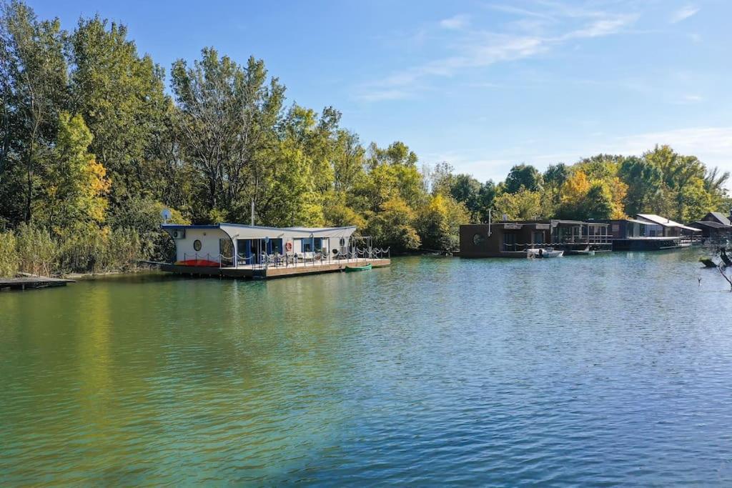 Ocarujuci Houseboat Na Dunaji Bratislava Exterior foto