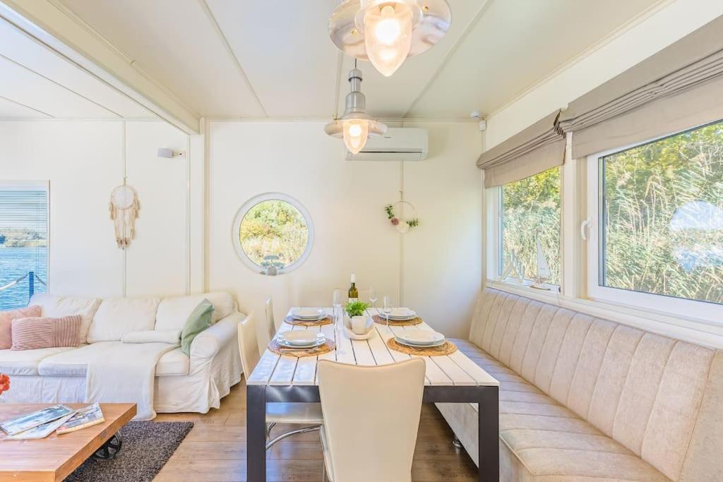 Ocarujuci Houseboat Na Dunaji Bratislava Exterior foto