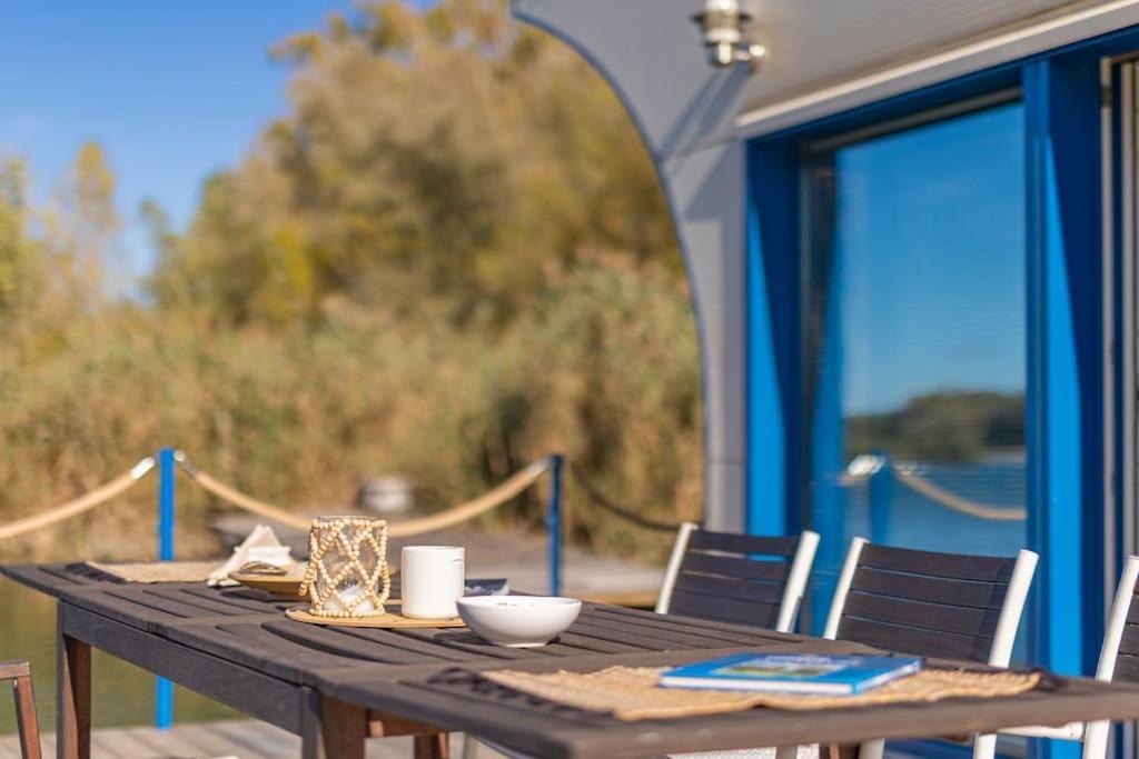 Ocarujuci Houseboat Na Dunaji Bratislava Exterior foto