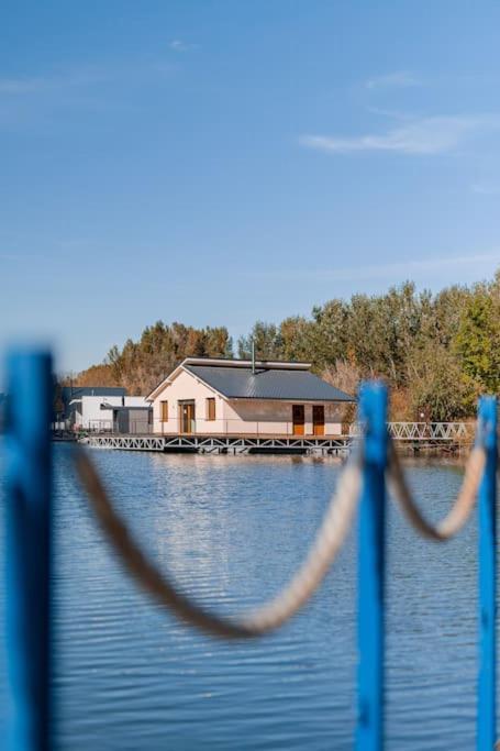 Ocarujuci Houseboat Na Dunaji Bratislava Exterior foto