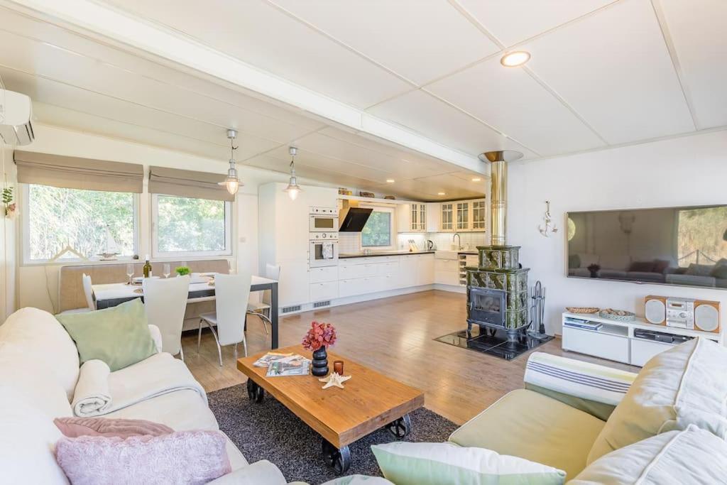 Ocarujuci Houseboat Na Dunaji Bratislava Exterior foto