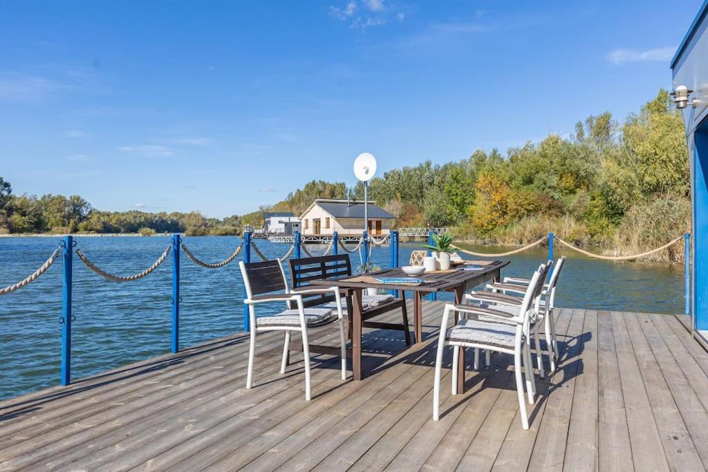 Ocarujuci Houseboat Na Dunaji Bratislava Exterior foto