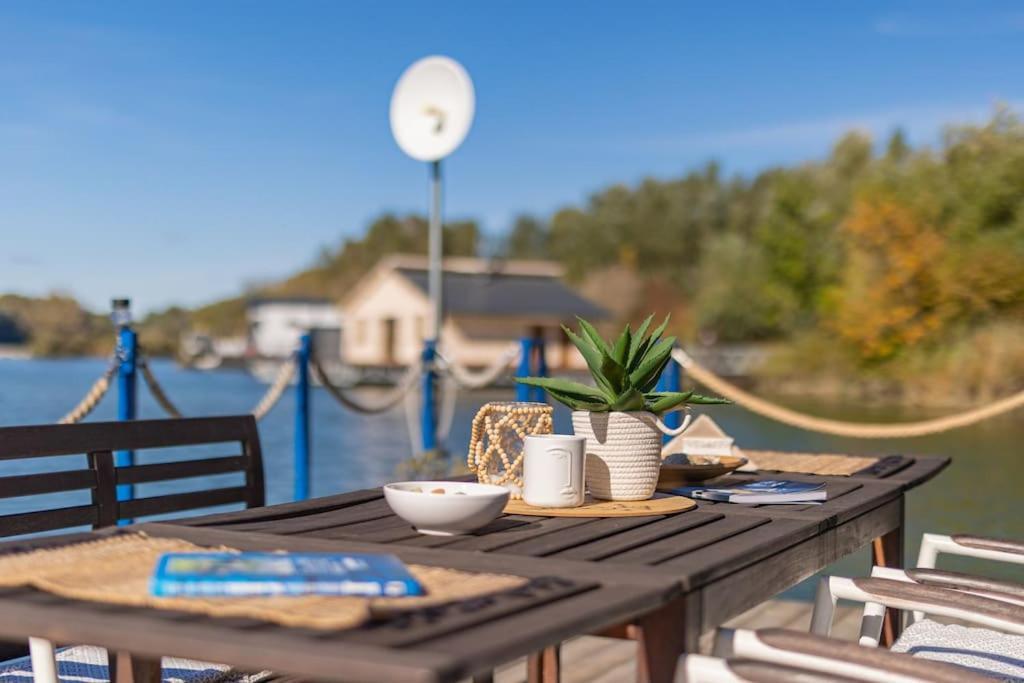 Ocarujuci Houseboat Na Dunaji Bratislava Exterior foto